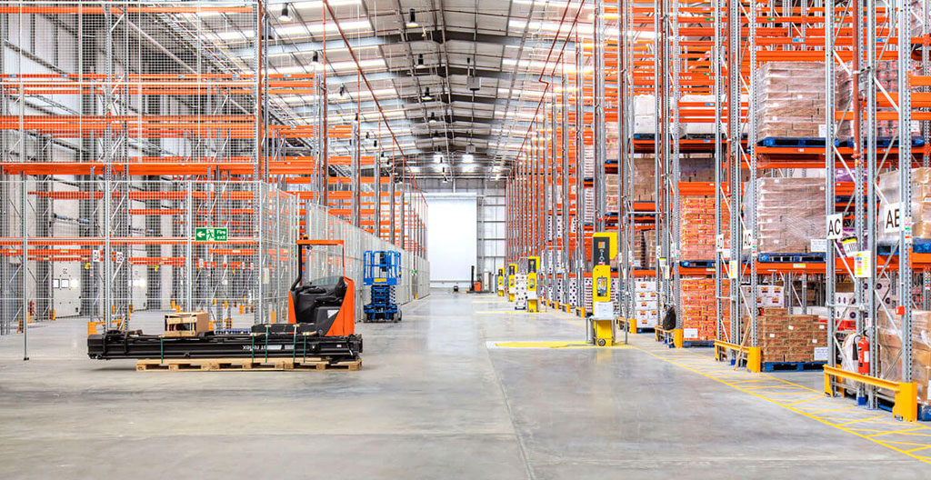 Schéma d'un espace de stockage divisé en trois zones distinctes avec des étagères étiquetées par fréquence d'utilisation